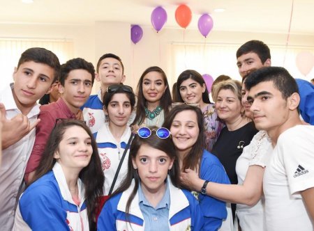 Heydər Əliyev Fondunun vitse-prezidenti Leyla Əliyeva IDEA Heyvanlara Qayğı Mərkəzində sağlamlıq imkanları məhdud uşaqlar üçün təşkil edilən tədbirdə iştirak edib - FOTO