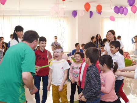 Heydər Əliyev Fondunun vitse-prezidenti Leyla Əliyeva IDEA Heyvanlara Qayğı Mərkəzində sağlamlıq imkanları məhdud uşaqlar üçün təşkil edilən tədbirdə iştirak edib - FOTO