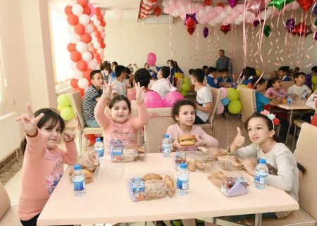 Heydər Əliyev Fondunun vitse-prezidenti Leyla Əliyeva IDEA Heyvanlara Qayğı Mərkəzində sağlamlıq imkanları məhdud uşaqlar üçün təşkil edilən tədbirdə iştirak edib - FOTO