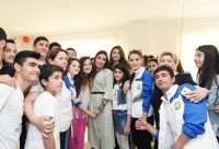 Heydər Əliyev Fondunun vitse-prezidenti Leyla Əliyeva IDEA Heyvanlara Qayğı Mərkəzində sağlamlıq imkanları məhdud uşaqlar üçün təşkil edilən tədbirdə iştirak edib - FOTO