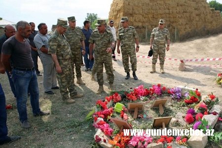 Müdafiə naziri cəbhə xəttindəki hərbçilərin döyüşə hazırlıq səviyyəsini yoxlayıb