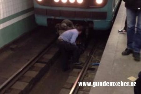 Bakı metrosunda həyəcanlı anlar: Gənc özünü relslərin üzərinə atdı