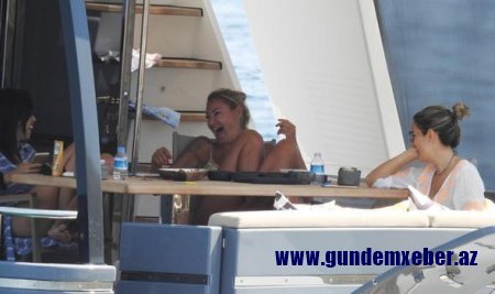"Çocuklar duymasın"ın 44 yaşlı ulduzu bikinidə - fotolar 