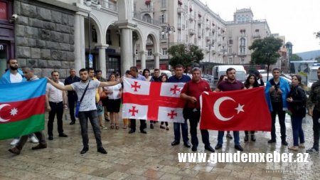 Azərbaycanlı gənclər Ermənistanın Gürcüstandakı səfirliyinin qarşısında etiraz aksiyası keçirib
