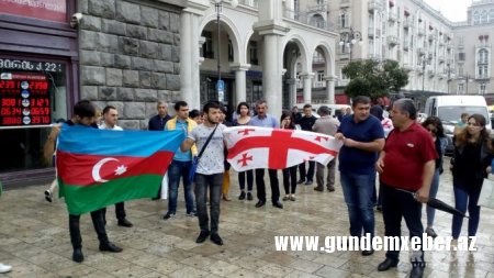 Azərbaycanlı gənclər Ermənistanın Gürcüstandakı səfirliyinin qarşısında etiraz aksiyası keçirib