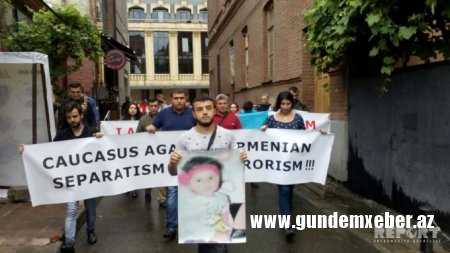 Azərbaycanlı gənclər Ermənistanın Gürcüstandakı səfirliyinin qarşısında etiraz aksiyası keçirib
