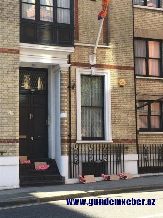 Ermənistanın Londondakı səfirliyi qarşısında etiraz aksiyası keçirilib - FOTOLAR