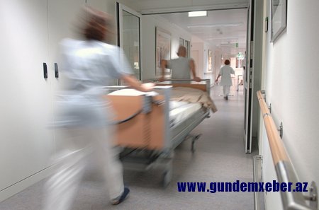 Sumqayıtda doğuşdan sonra ölən ananın yaxınları xəstəxanaya hücum çəkdilər - Şüşələri sındırdılar