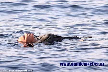 Pamela Andersonun sinəsi açıldı - fotolar
