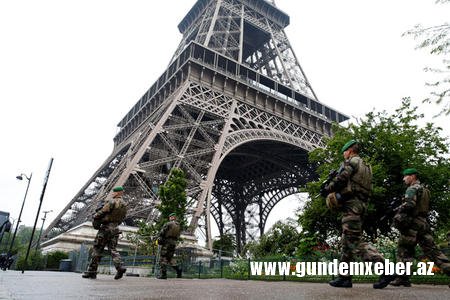 Parisdə təşviş: bıçaqla silahlanıb Eyfel qülləsinə qalxmaq istədi