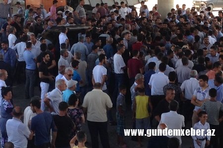 Su kanalında boğulan gəncin qohumları Bakı-Qazax magistral yolunu bağlayıblar
