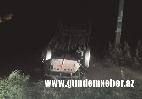 Qaxda minik avtomobilinin aşması nəticəsində 2 nəfər xəsarət alıb