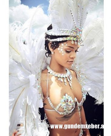Rihanna-nın karnaval geyimi sosial şəbəkələri az qala "çökdürüb"
