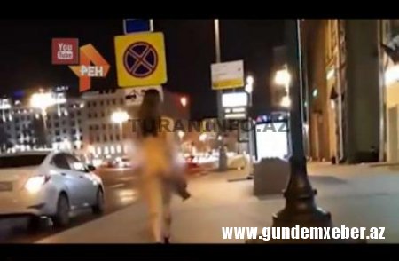 ​Çılpaq qız paytaxt küçəsində belə gəzdi - VİDEO