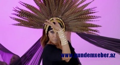 Aygün Kazımova səhnəyə qısa libas və siqaretlə çıxdı (VİDEO)