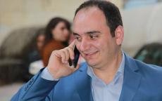 "Kanal 13"-ün rəhbəri üçün İSTİSNA HAL - Şüşə qəfəsdə deyil, vəkilin yanında əyləşdi