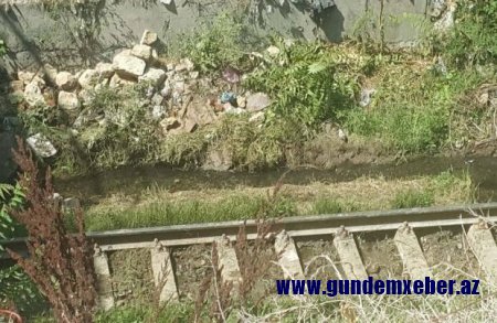 Bakının bu hissəsində qatarlar kanalizasiya suyunda hərəkət edir