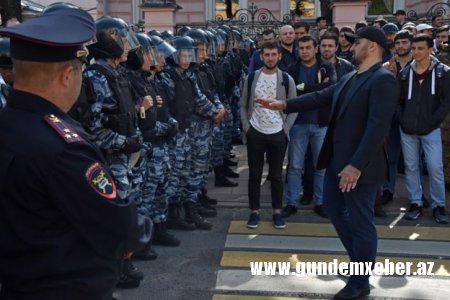 Yüzlərlə müsəlman Moskvada Myanma səfirliyi qarşısında piket keçirib