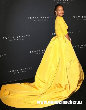 Rihanna bu dəfə sinəsi ilə gündəmdə - Fotolar