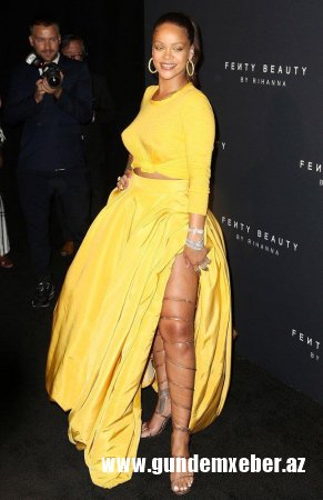 Rihanna bu dəfə sinəsi ilə gündəmdə - Fotolar