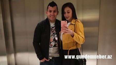 Ərinin çılpaq fotosunu paylaşdı - tənqid olundu