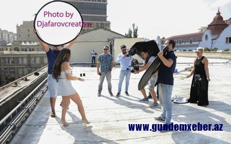 "Papito"nun ifaçısı Bakıda geyimi ilə diqqət çəkdi - fotolar