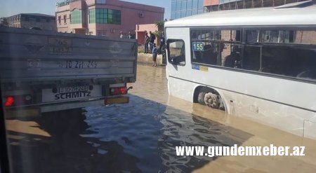 Bakıda "üzən" avtobus – FOTO