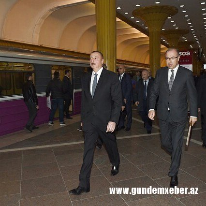 Prezident metroda retro vaqonlara baxdı