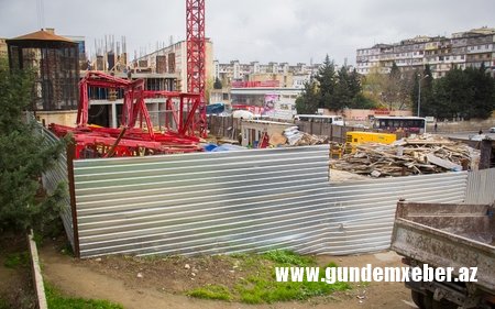 “Azadlıq prospekti” metrostansiyasının yanındakı tikinti insanları qorxuya salıb