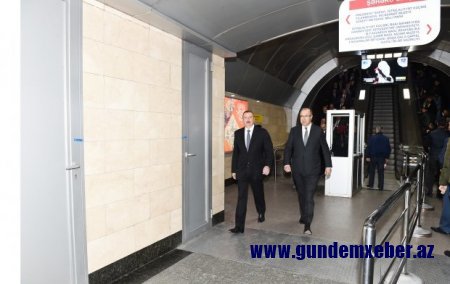 Prezident metroda retro vaqonlara baxdı