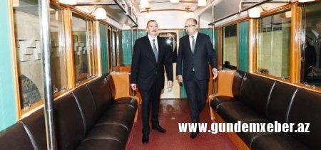 Prezident metroda retro vaqonlara baxdı