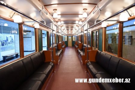 Prezident metroda retro vaqonlara baxdı
