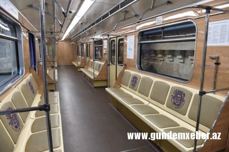 Prezident metroda retro vaqonlara baxdı