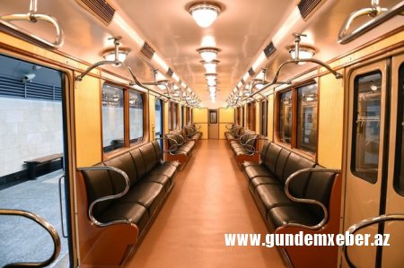 Prezident metroda retro vaqonlara baxdı