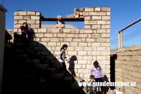 Sabunçu rayon İcra Hakimiyyətinin Basqınla ev dağıdıb, pul tələb edən icra nümayəndələri, ağlayan qadınlar və uşaqlar… - REPORTAJ, VİDEO, FOTOLAR