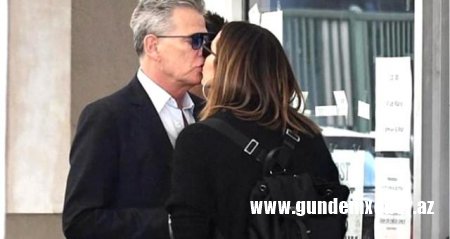 68 yaşlı müğənni özündən 35 yaş kiçik sevgilisi ilə dodaq-dodağa - foto