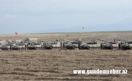 Ermənistan bayraqları qaldırılan TANKLAR Azərbaycan ərazilərində