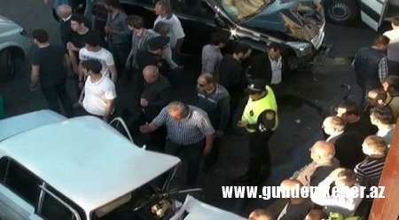 Daha bir səfirliyin avtomobili Bakıda qəzaya düşdü