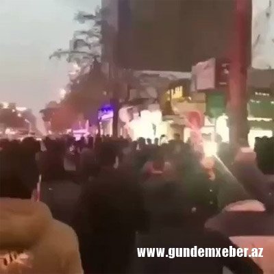 İrandan yeni görüntülər: etirazçılar polisi qovur, ölənlər var