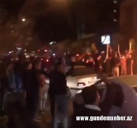 İrandan yeni görüntülər: etirazçılar polisi qovur, ölənlər var