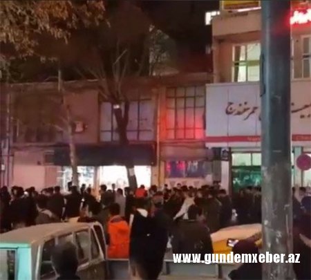 İrandan yeni görüntülər: etirazçılar polisi qovur, ölənlər var