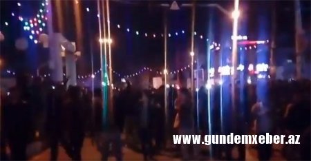 İrandan yeni görüntülər: etirazçılar polisi qovur, ölənlər var
