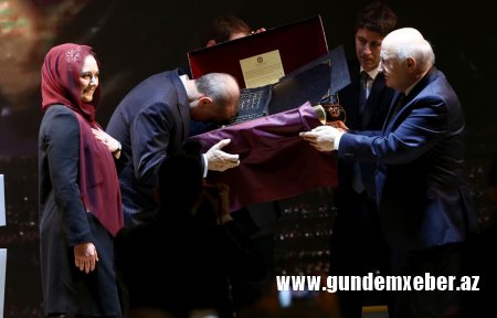 Ərdoğan azərbaycanlı qızın 3 ilə hazırladığı “Quran”ı görüncə… FOTOLAR