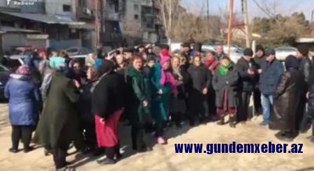 Məcburi köçkünlər etiraz edib
