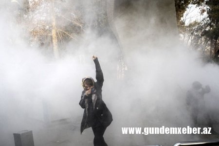 İranda nümayişlər zamanı başlarını açan 29 qadın həbs edilib