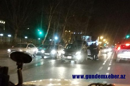 Bakıda qadın sürücü qəza törətdi, yolda tıxac var