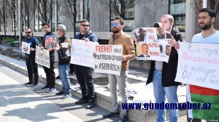 Mühacirətdə olan siyasi fəal atasının saxlanıldığını bildirib