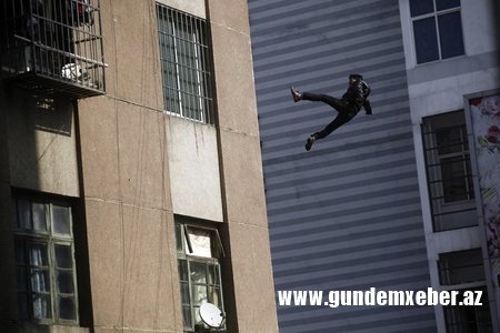Binəqədidə gənc oğlan özünü beşinci mərtəbədən atıb