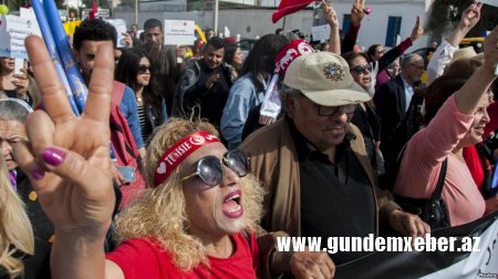 Tunisdə qadınlar bərabər miras hüquqları tələbi ilə yürüş keçirib