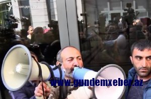 SON DƏQİQƏ: Ermənistanda “məxməri inqilab”: Dövlət qurumları mühasirəyə alındı